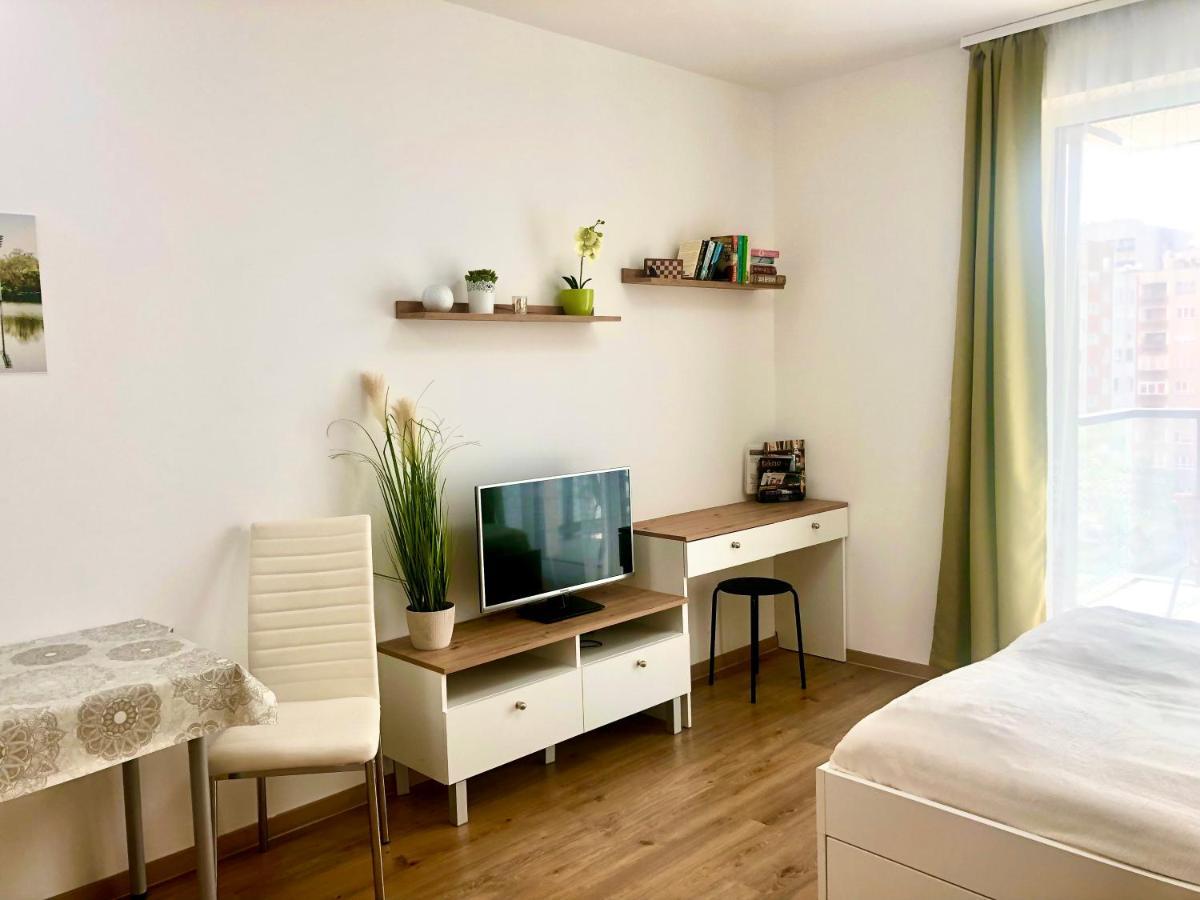 Sweet Home Apartman , 30Sqm Studio, Free Private Parking, Mountain View, Balcony, 20 Min From Downtown Будапешт Екстер'єр фото