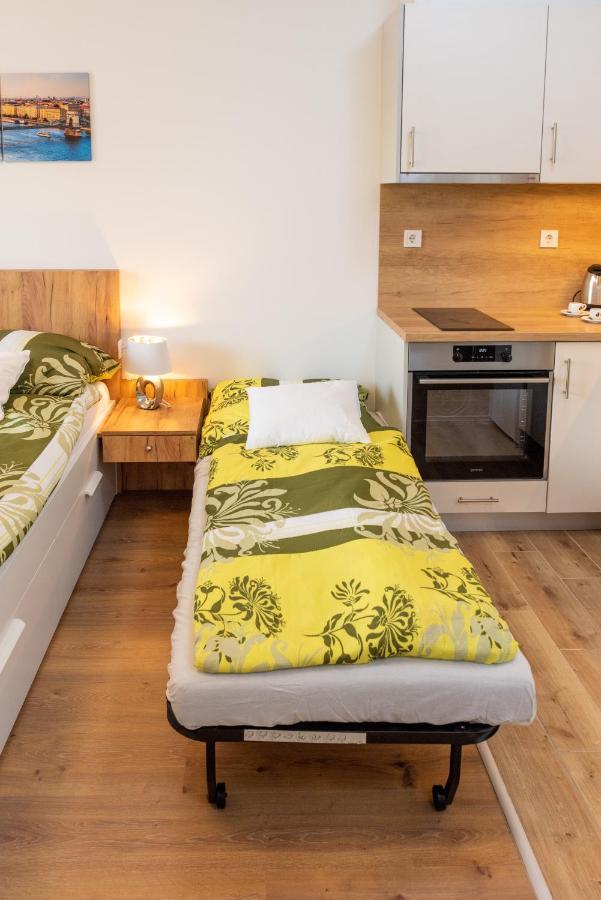 Sweet Home Apartman , 30Sqm Studio, Free Private Parking, Mountain View, Balcony, 20 Min From Downtown Будапешт Екстер'єр фото